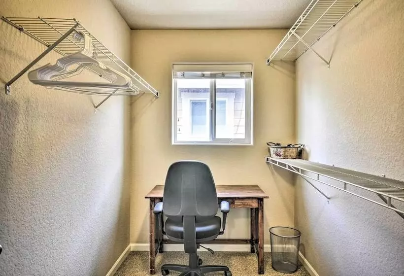 Portland Home W/ Private Hot Tub: 9 Mi To Downtown