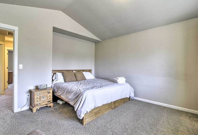 Portland Home W/ Private Hot Tub: 9 Mi To Downtown