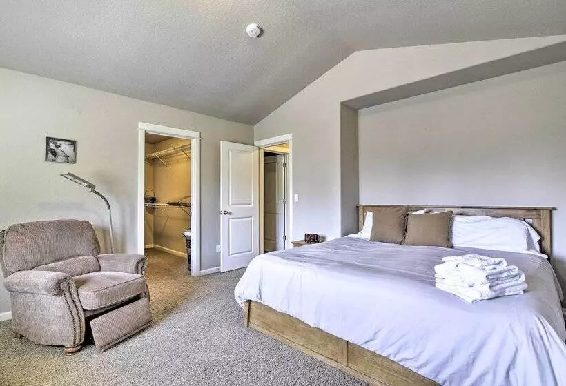 Portland Home W/ Private Hot Tub: 9 Mi To Downtown