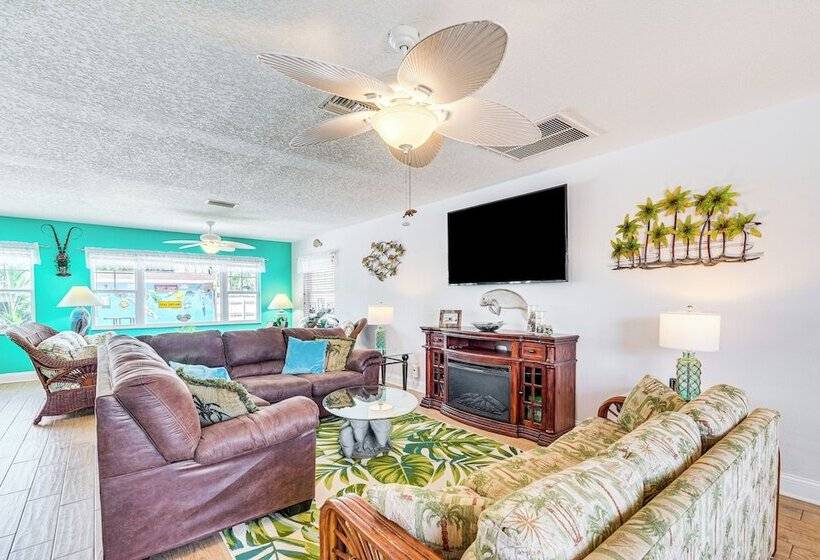 Colorful Canalfront Home   Boat Dock, Deck, Kayaks