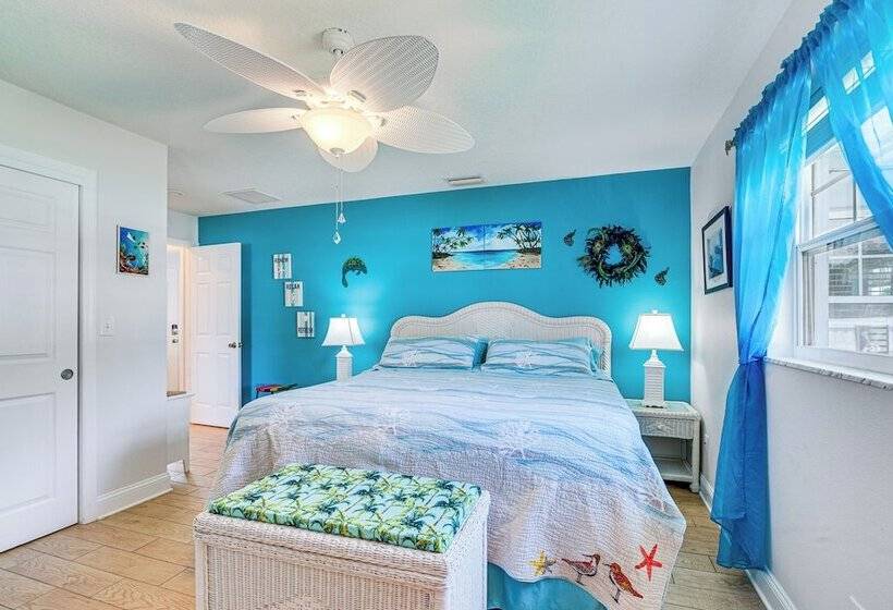 Colorful Canalfront Home   Boat Dock, Deck, Kayaks