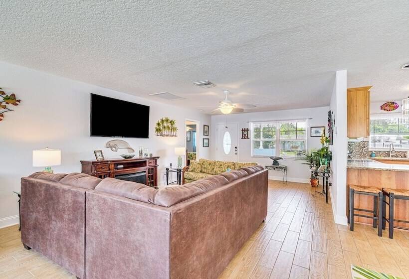 Colorful Canalfront Home   Boat Dock, Deck, Kayaks