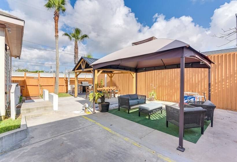Walk To Beach: Colorful Home W/ Patio In Galveston