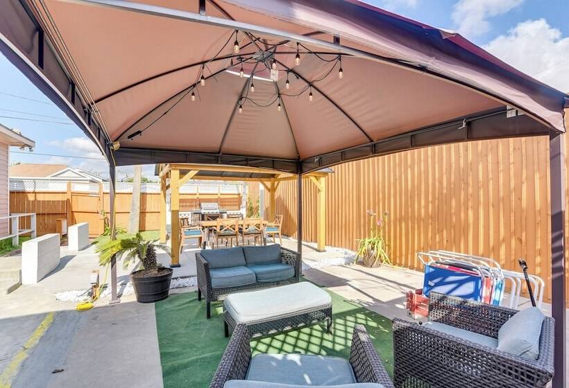 Walk To Beach: Colorful Home W/ Patio In Galveston