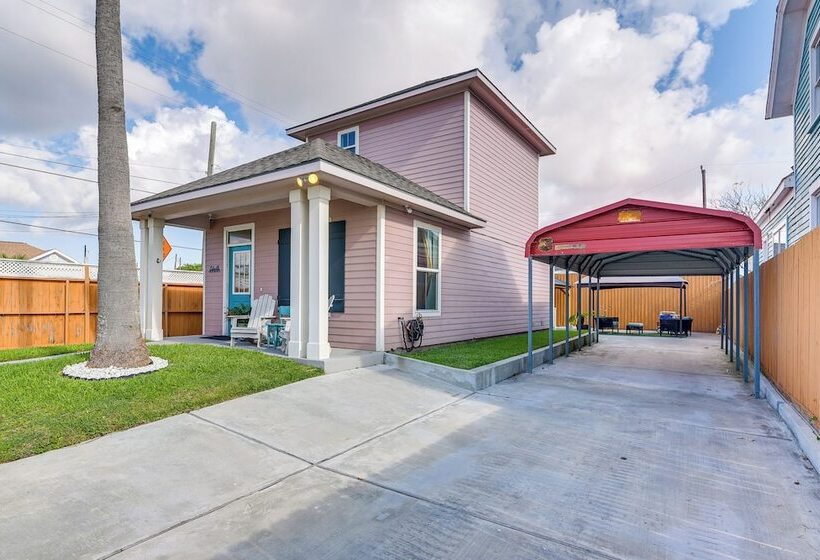 Walk To Beach: Colorful Home W/ Patio In Galveston