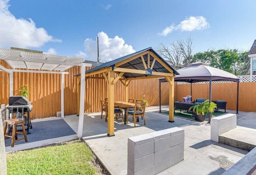 Walk To Beach: Colorful Home W/ Patio In Galveston
