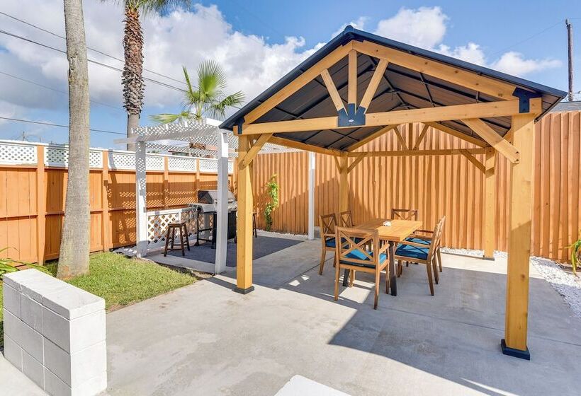 Walk To Beach: Colorful Home W/ Patio In Galveston