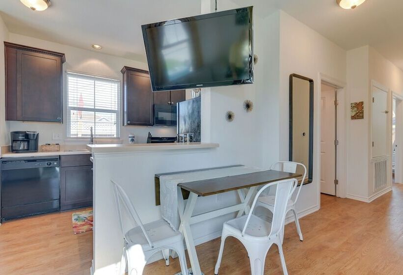 Walk To Beach: Colorful Home W/ Patio In Galveston