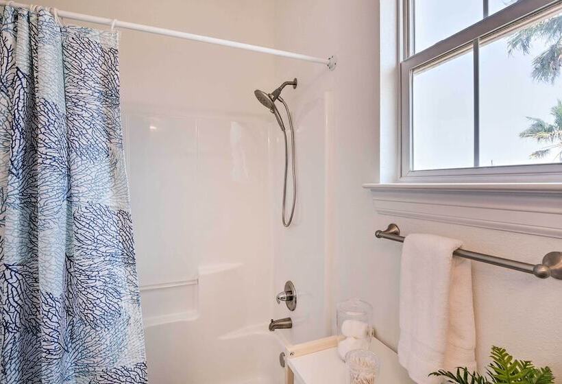 Walk To Beach: Colorful Home W/ Patio In Galveston