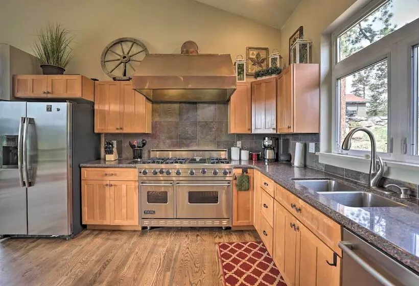 Conifer Cabin W/ Mountain Views On 100 Acres!