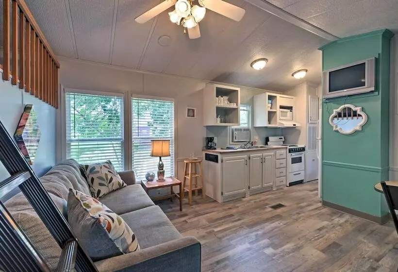 Cozy Middle Bass Cabin W/ Grill & Lagoon Access!