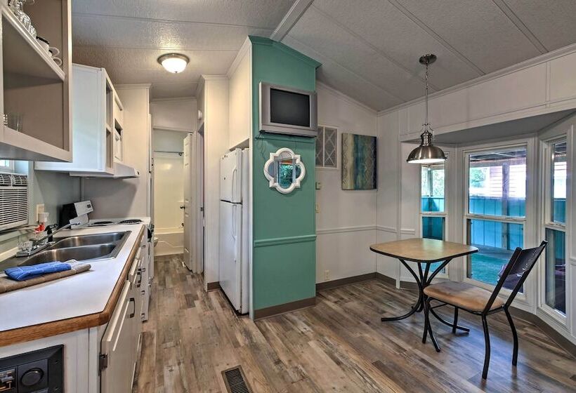 Cozy Middle Bass Cabin W/ Grill & Lagoon Access!
