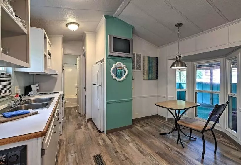 Cozy Middle Bass Cabin W/ Grill & Lagoon Access!