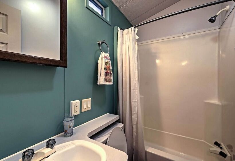 Cozy Middle Bass Cabin W/ Grill & Lagoon Access!