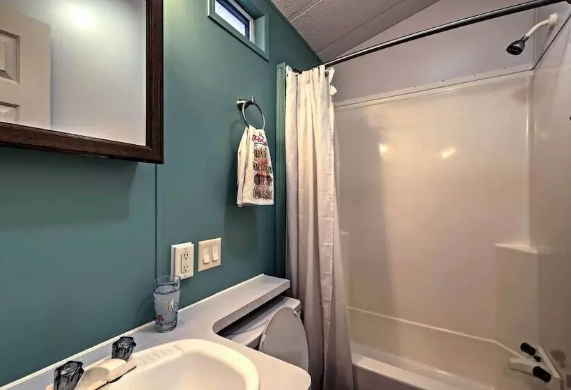 Cozy Middle Bass Cabin W/ Grill & Lagoon Access!