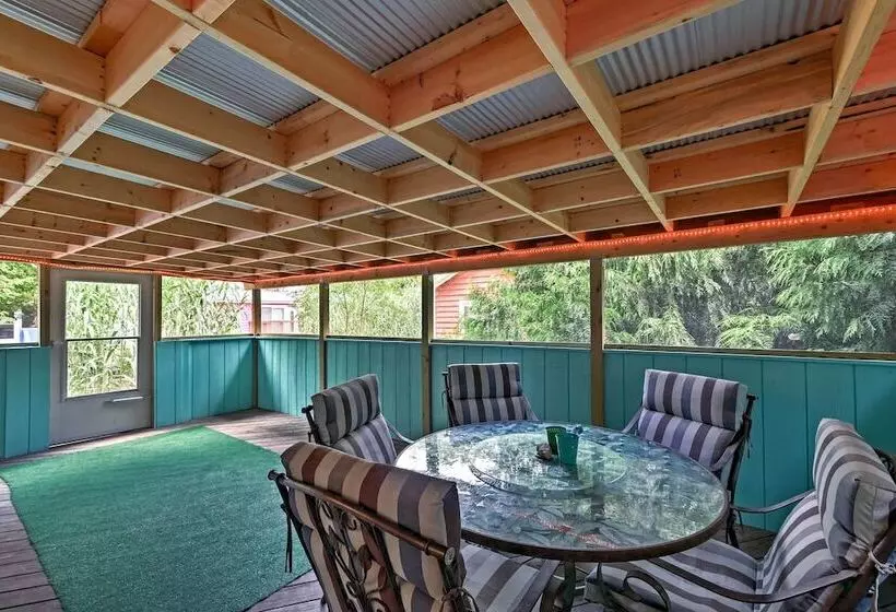 Cozy Middle Bass Cabin W/ Grill & Lagoon Access!