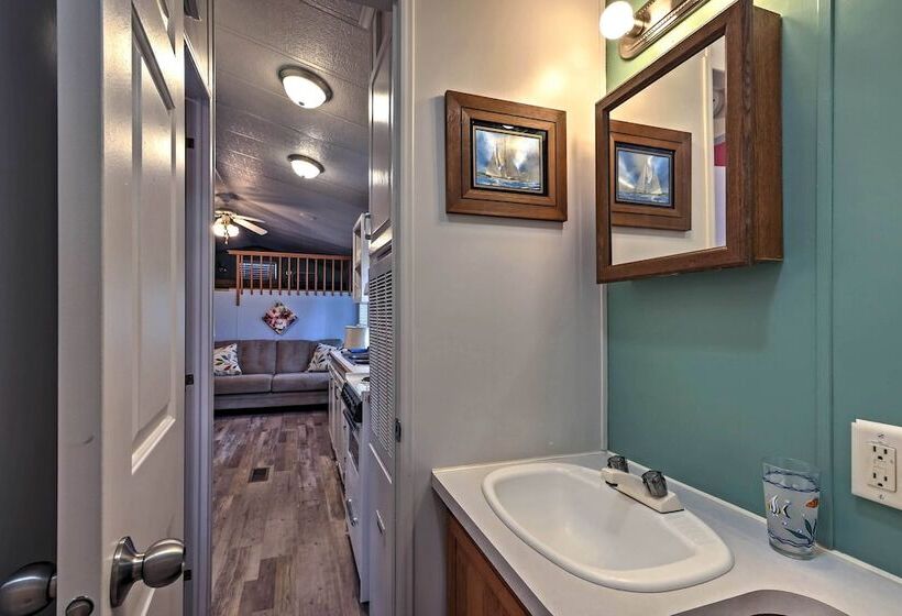 Cozy Middle Bass Cabin W/ Grill & Lagoon Access!