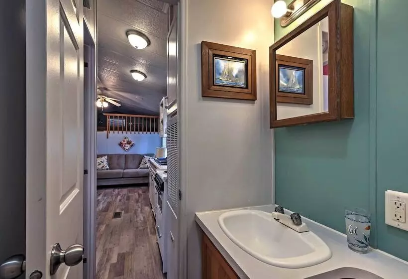 Cozy Middle Bass Cabin W/ Grill & Lagoon Access!