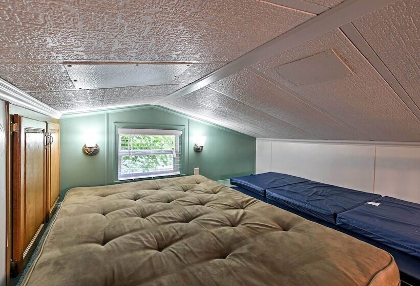 Cozy Middle Bass Cabin W/ Grill & Lagoon Access!