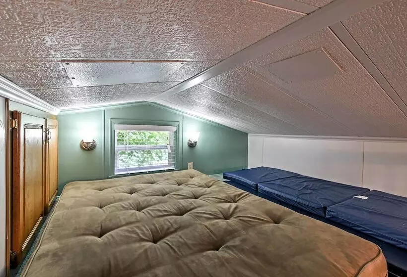 Cozy Middle Bass Cabin W/ Grill & Lagoon Access!