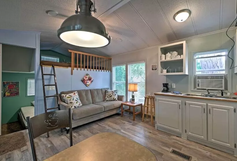 Cozy Middle Bass Cabin W/ Grill & Lagoon Access!