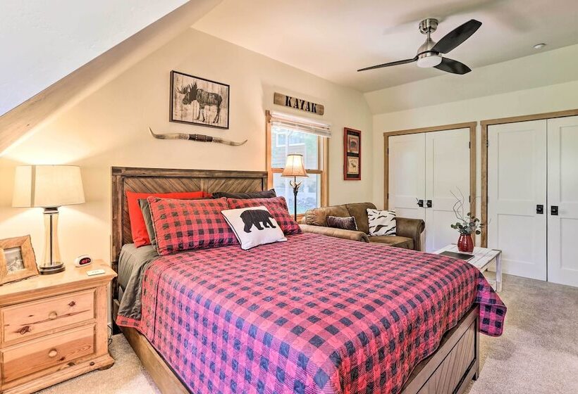 Steps To Lake: Cabin W/ Deck In Lake Arrowhead