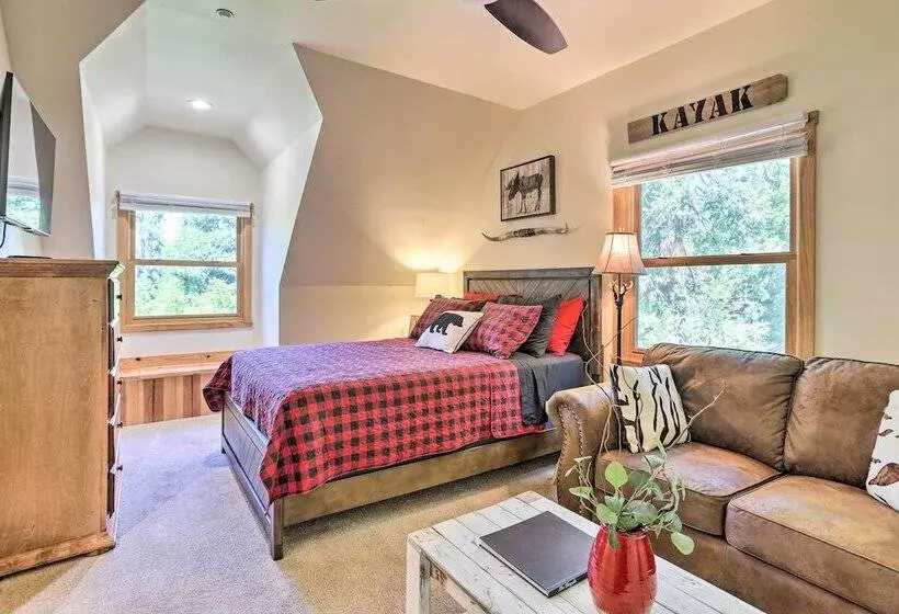 Steps To Lake: Cabin W/ Deck In Lake Arrowhead