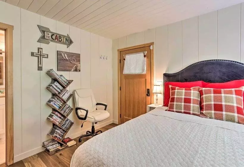 Steps To Lake: Cabin W/ Deck In Lake Arrowhead