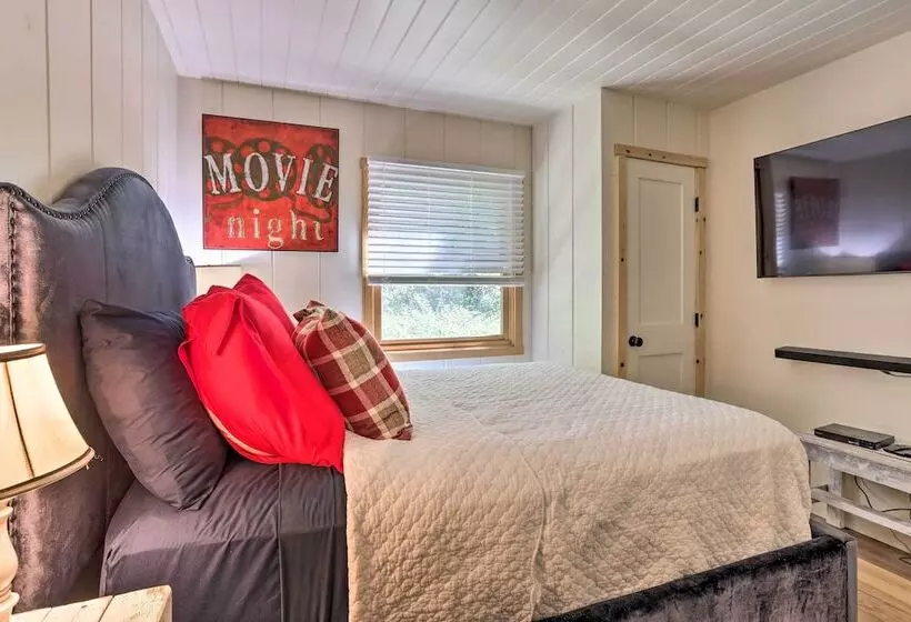 Steps To Lake: Cabin W/ Deck In Lake Arrowhead