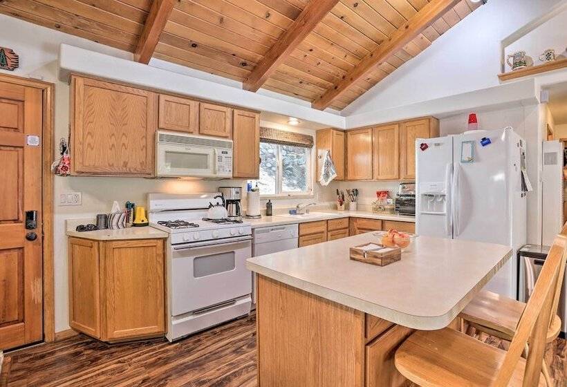 Delightful Family Cabin: Walk To Lake Gregory!