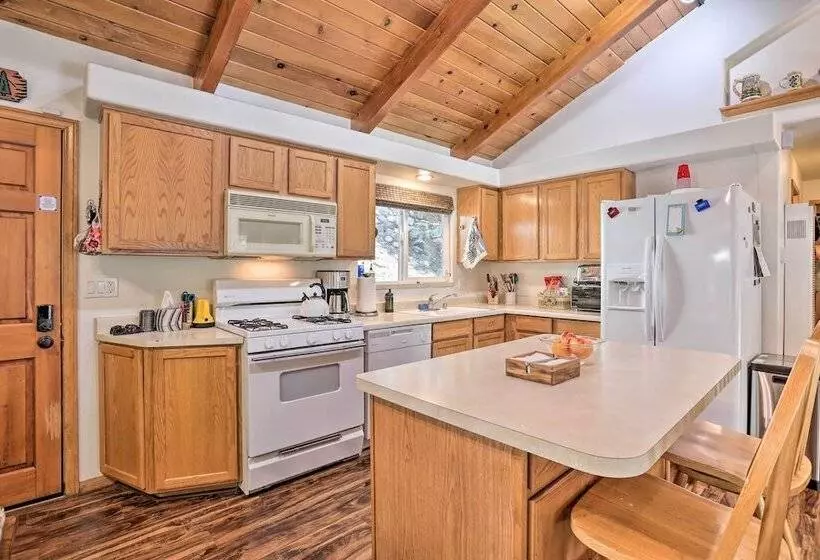 Delightful Family Cabin: Walk To Lake Gregory!