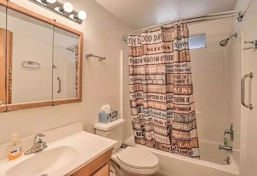 Delightful Family Cabin: Walk To Lake Gregory!
