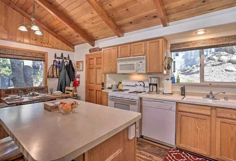 Delightful Family Cabin: Walk To Lake Gregory!