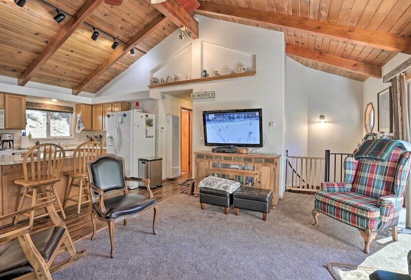 Delightful Family Cabin: Walk To Lake Gregory!