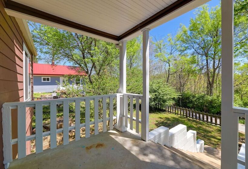 Fayetteville Retreat W/ Yard   Walk To Campus!