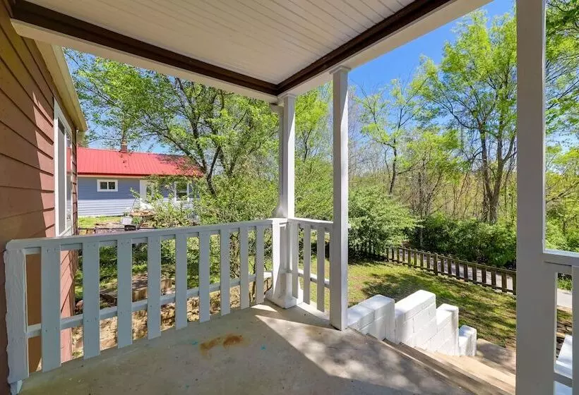 Fayetteville Retreat W/ Yard   Walk To Campus!