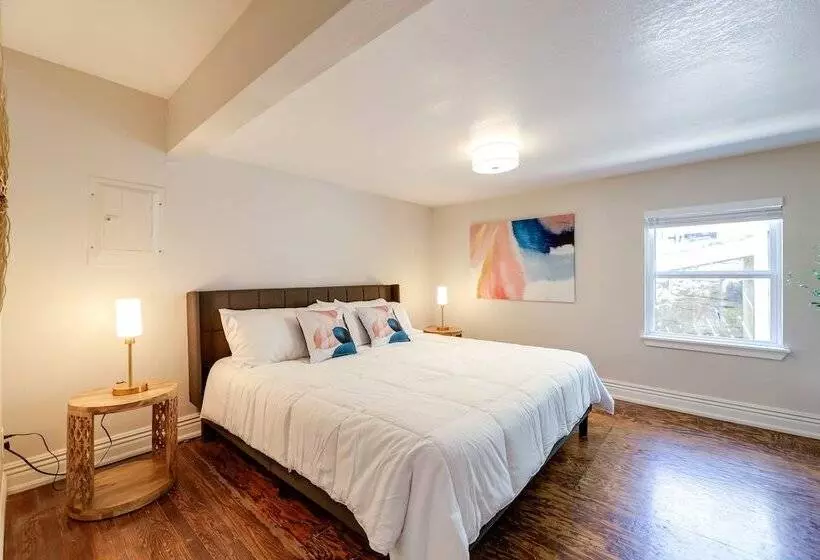 Fayetteville Retreat W/ Yard   Walk To Campus!