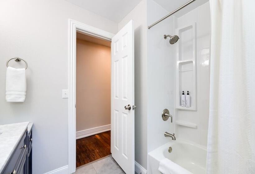 Fayetteville Retreat W/ Yard   Walk To Campus!