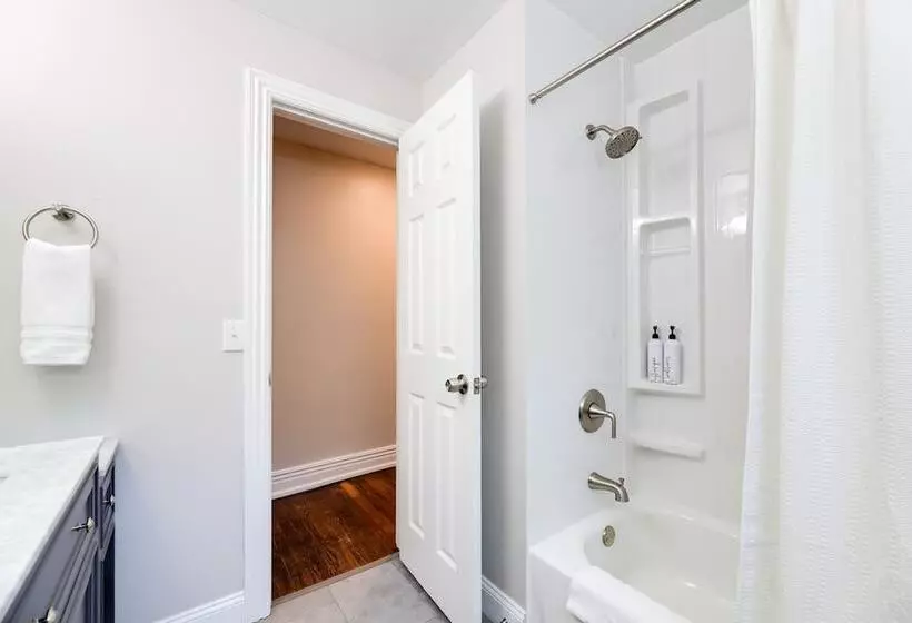 Fayetteville Retreat W/ Yard   Walk To Campus!