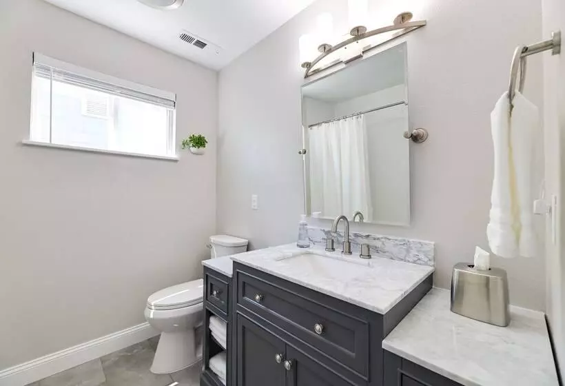 Fayetteville Retreat W/ Yard   Walk To Campus!