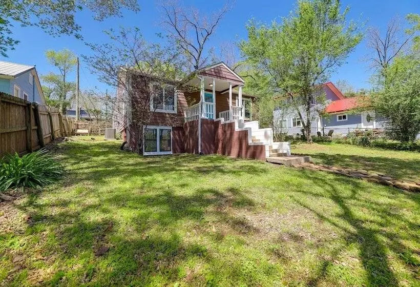 Fayetteville Retreat W/ Yard   Walk To Campus!