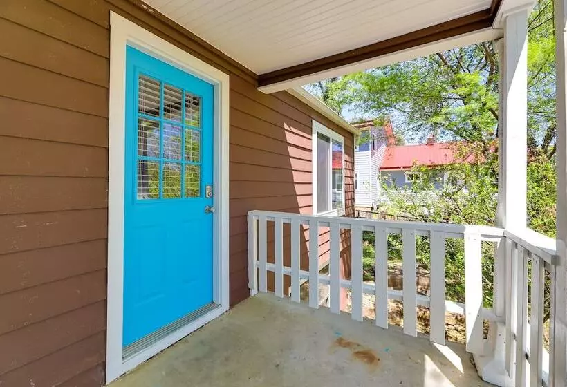 Fayetteville Retreat W/ Yard   Walk To Campus!