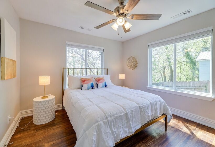 Fayetteville Retreat W/ Yard   Walk To Campus!