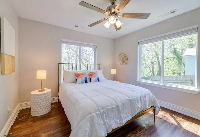 Fayetteville Retreat W/ Yard   Walk To Campus!