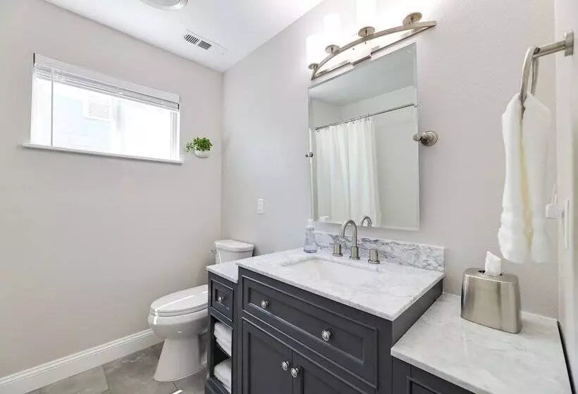 Fayetteville Retreat W/ Yard   Walk To Campus!