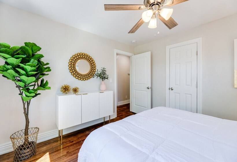 Fayetteville Retreat W/ Yard   Walk To Campus!