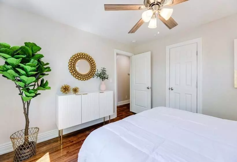 Fayetteville Retreat W/ Yard   Walk To Campus!