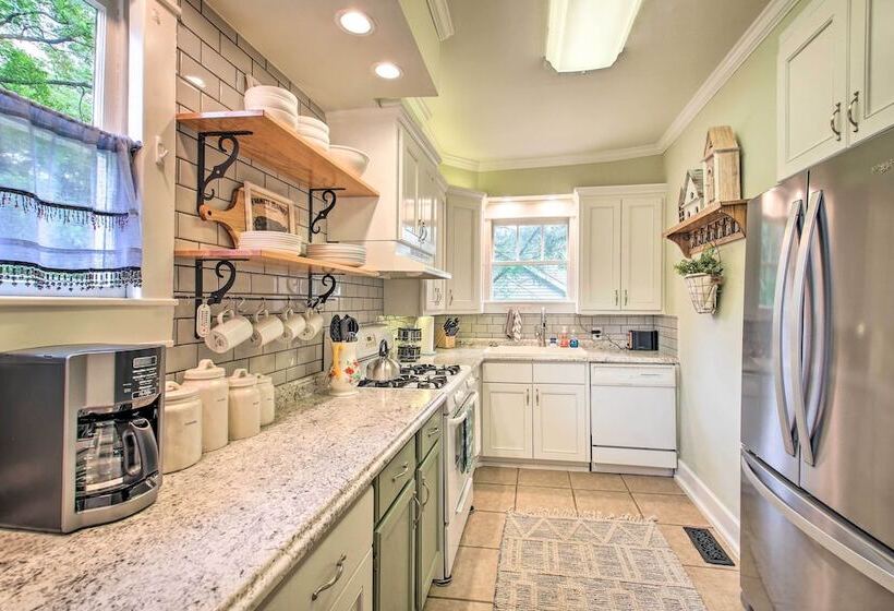 1/2 Mi To Hot Springs Nat L Park: Cottage W/ Patio