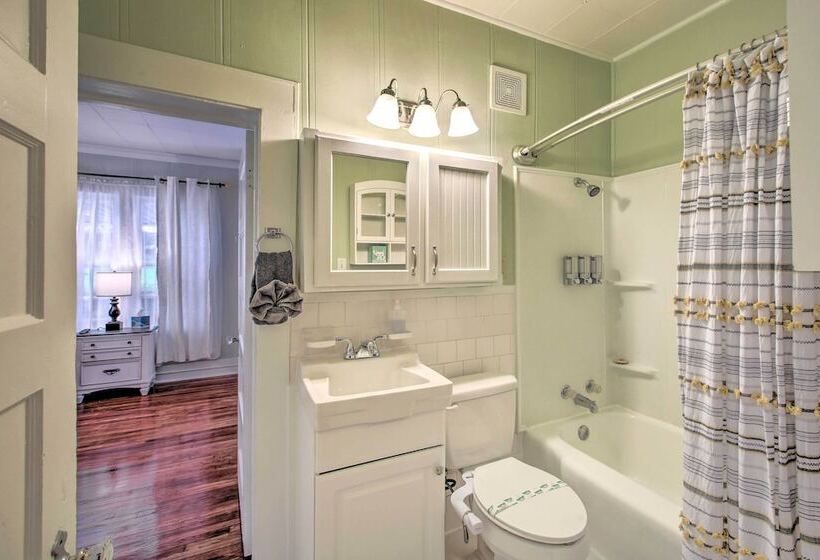 1/2 Mi To Hot Springs Nat L Park: Cottage W/ Patio