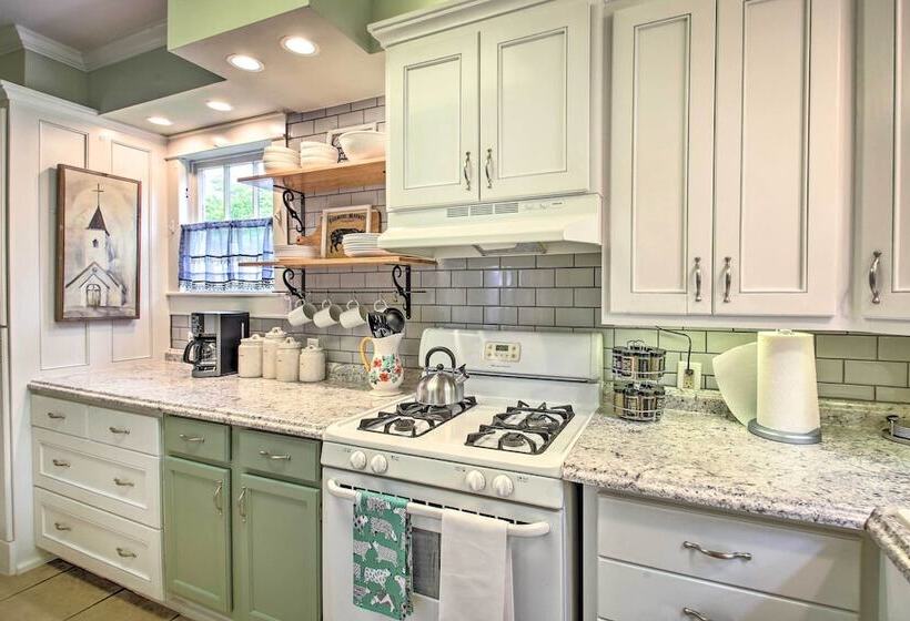 1/2 Mi To Hot Springs Nat L Park: Cottage W/ Patio